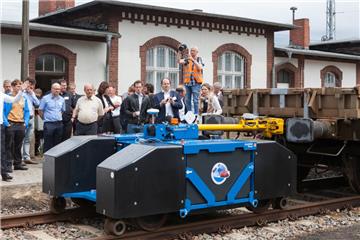 Beim Projekt „Galileo Online: GO!“ wird eine automatisierte Zugmaschine vor die Waggons gespannt. Sie kann den Rangiervorgang autonom ausführen. Die Zugmaschine hat einen Satellitenempfänger zur Standortbestimmung installiert.