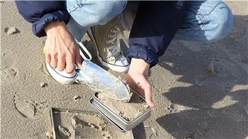 Beim Projekt „Mikroplastikdetektive“ haben Bürgerinnen und Bürger Proben von Sandstränden genommen. Forschende des Bremerhavener Alfred-Wegener-Instituts (AWI) untersuchten diese auf Mikroplastik. 