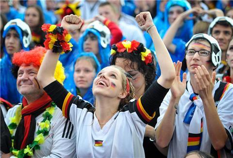Beim Public Viewing kommen Fußballfans zusammen, um sich das Spiel gemeinsam anzusehen. 