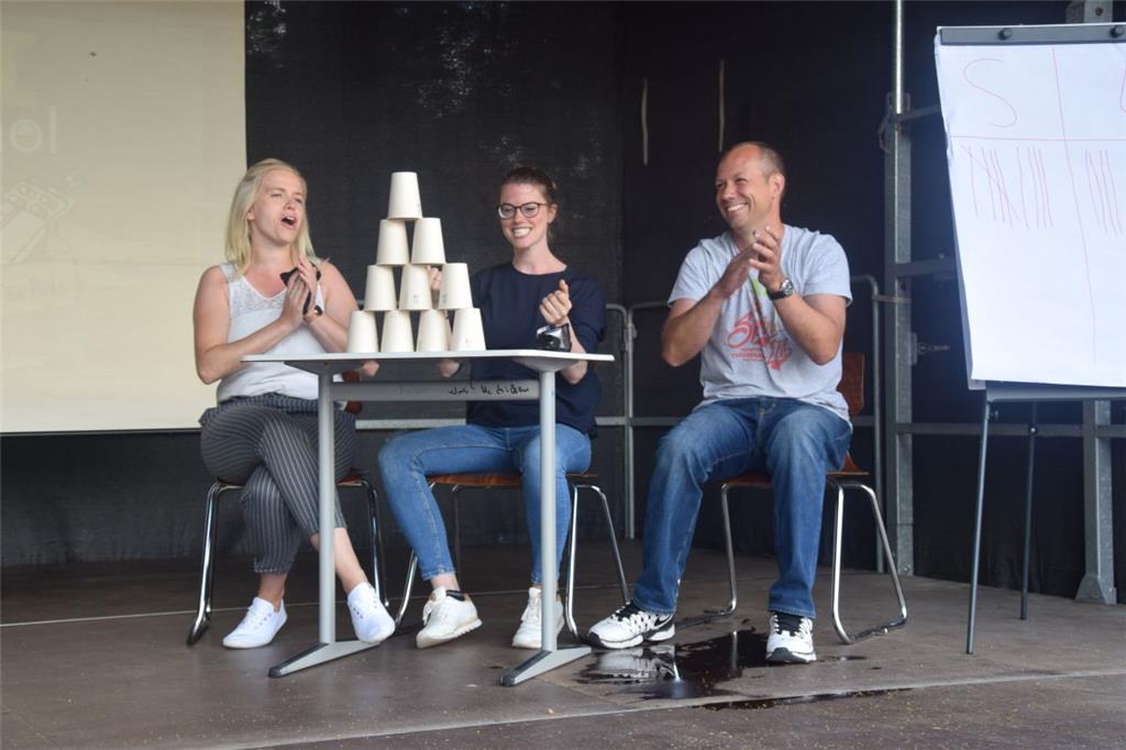 Beim Pyramide aufbauen mit Alkoholbrille war eine Lehrerin die Schnellste.