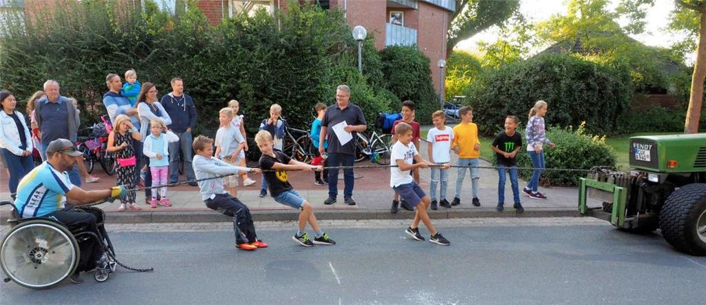 Beim &quot;Trecker-Ziehen&quot; sind Kräfte gefragt. Vorne weg im Rollstuhl  &qu...