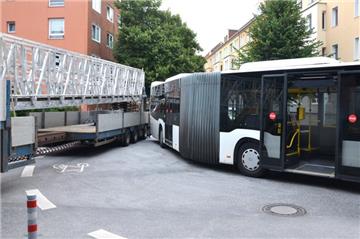 Beim Rangieren stieß der Schwertransporter mit einem Gelenkbus zusammen. 