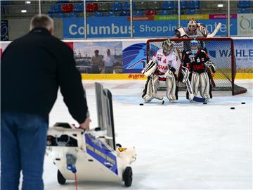 Beim REV Bremerhaven hilft jetzt eine Puckschussmaschine  bei der Torwartausbildung. Foto Scheer