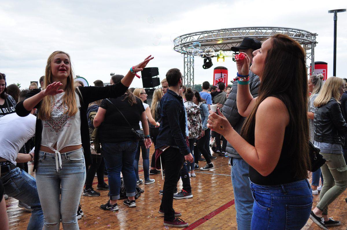 Riverside-Festival: An der Braker Kaje heizen Band und DJs ein Beim Riverside-Clubbing an der Stadtkaje in Brake darf gefeiert werden.