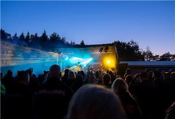 Menschen vor open-air-Bühne