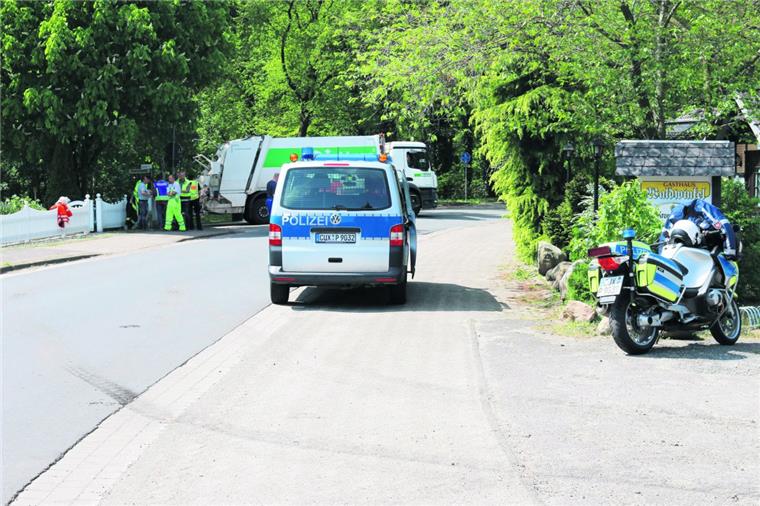 Beim Rückwärtsfahren hat ein Müllwerker seinen Kollegen überfahren. 
