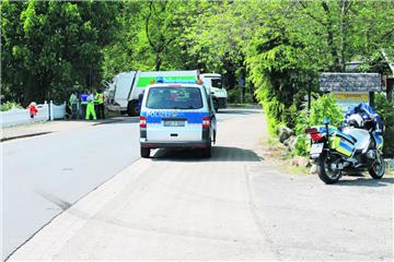 Beim Rückwärtsfahren hat ein Müllwerker seinen Kollegen überfahren. 