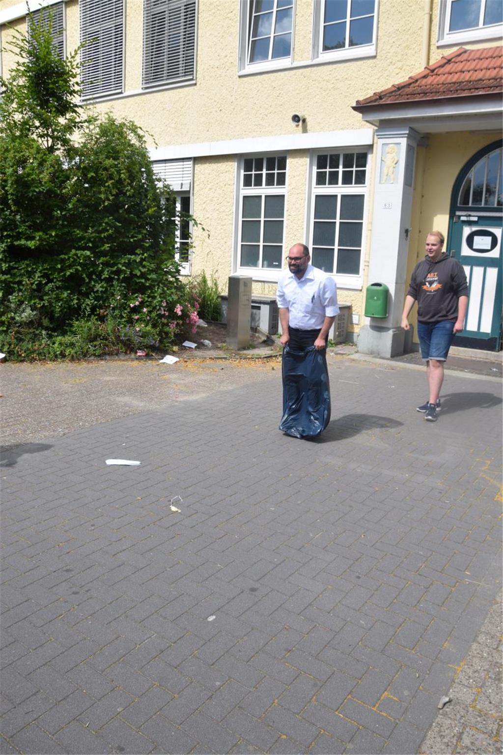 Beim Sackhüpfen hatte dieser Lehrer das Nachsehen gegen einen Schüler.