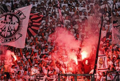 Frankfurter Fans zünden bengalisches Feuer.