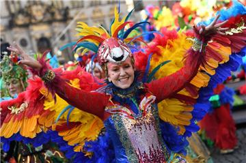 Beim Samba-Karneval in Bremen (hier eine Aufnahme aus 2019) ziehen die Teilnehmer in bunten Kostümen durch die Stadt.