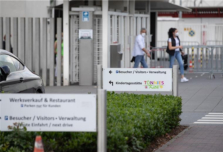Corona bei Tönnies: Auch Osnabrücker müssen jetzt in Quarantäne Beim Schlachtereibetrieb Tönnies in Rheda-Wiedenbrück sind seit Anfang der Woche mehrere hundert Mitarbeiter positiv auf das Coronavirus getestet worden.