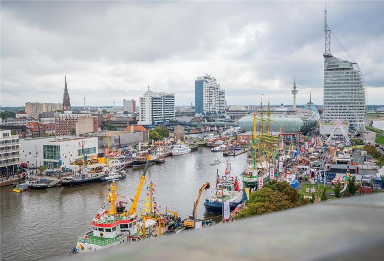 Blick vom historischen Simon-Loschen-Leuchtturm auf das Festgelände am Neuen Hafen.