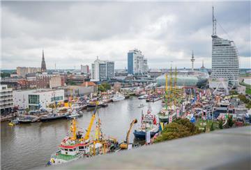 Blick vom historischen Simon-Loschen-Leuchtturm auf das Festgelände am Neuen Hafen.