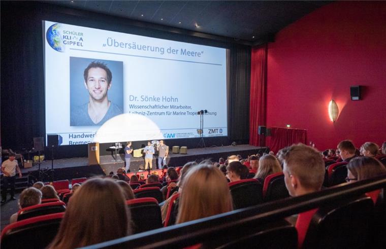 Beim Schüler-Klimagipfel im Bremerhavener Cinemotion-Kino am Dienstag haben über 300 Schüler im Kinosaal dem Impulsvortrag von Sönke Hohn, Wissenschaftlicher Mitarbeiter am Leipniz-Zentrum für Marine Tropenforschung zum Thema Übersäuerung der Meere, gelauscht. 