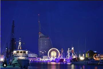 Beim Seestadtfest Bremerhaven ist die blaue Stunde bei Fotografen sehr beliebt. 