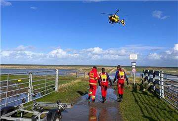 Beim Spaziergang durch die Salzwiesen wurde eine Familie vom Wasser überrascht. Feuerwehr und DLRG rückten zur Rettung aus.