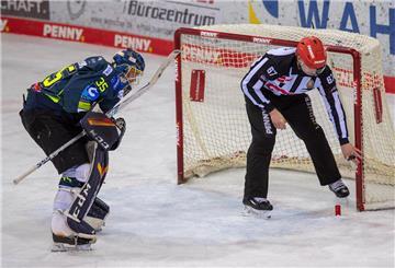 Beim Spiel der Fischtown Pinguins gegen den ERC Ingolstadt wurde am Tor eine Ammoniak-Leitung angebohrt. Die Eisarena musste evakuiert werden.