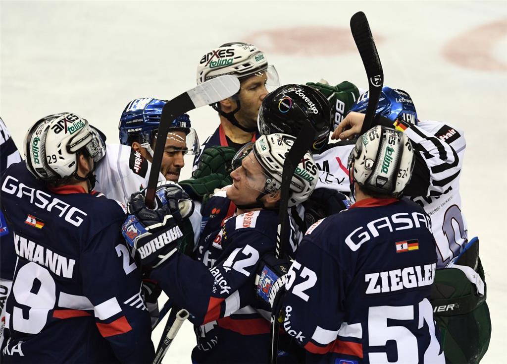 Beim Spiel Eisbären Berlin gegen Augsburg werden Zärtlichkeiten ausgetauscht. Fo...