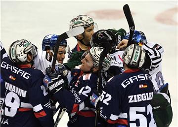 Beim Spiel Eisbären Berlin gegen Augsburg werden Zärtlichkeiten ausgetauscht. Fo...