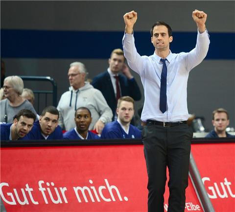 Beim Spiel gegen ALBA Berlin konnte Coach Chris Harris Systeme anzeigen, wie er wollte, seine Spieler erreichte er nicht mehr. Das letzte Viertel war schlichtweg eine Katastrophe. Foto Scheer