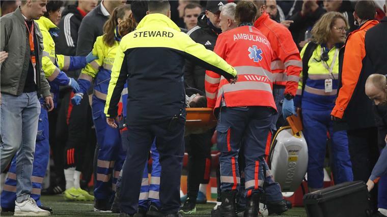 Beim Spiel in Amsterdam ist es zu einem medizinischen Notfall gekommen.