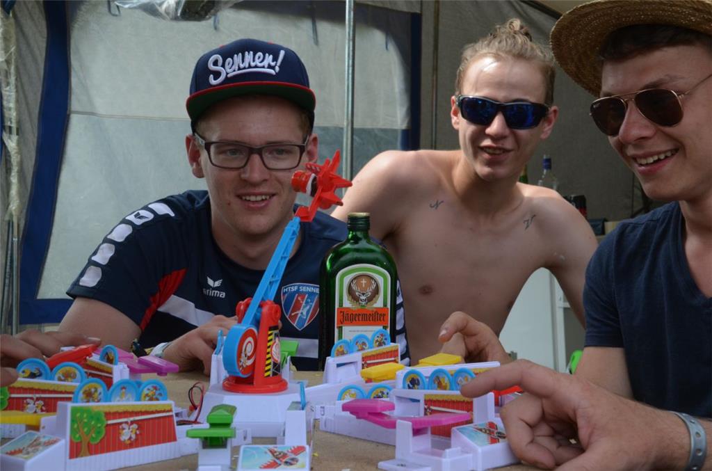 Beim Spielen darf Alkohol natürlich nicht fehlen. 