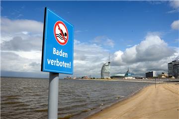 Beim Strandfest am Montag ignorierten einige Gäste die Verbotsschilder im Weserstrandbad. Die DLRG stand bereit und war dennoch mit dem Fest zufrieden.