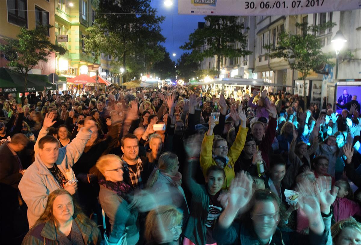 Menschen beim Straßenfest