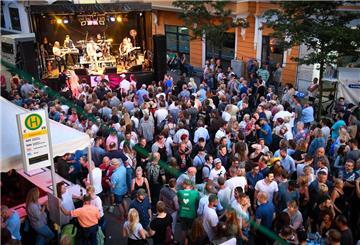 Straßenfest Alte Bürger. Foto Scheschonka