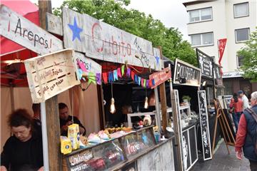 Beim Streetfood-Festival auf dem Theodor-Heuß-Platz reihen sich Fressensbuden aneinander.