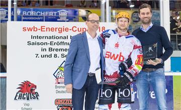 Beim SWB-Cup 2018 wurden die Fischtown Pinguins Zweiter. Axel Siemsen (Geschäftsführer SWB, links) und Patrick Wittenberg (Geschäftsführer Wesernetz, rechts) übergaben Pinguins-Kapitän Mike Moore den Pokal.
