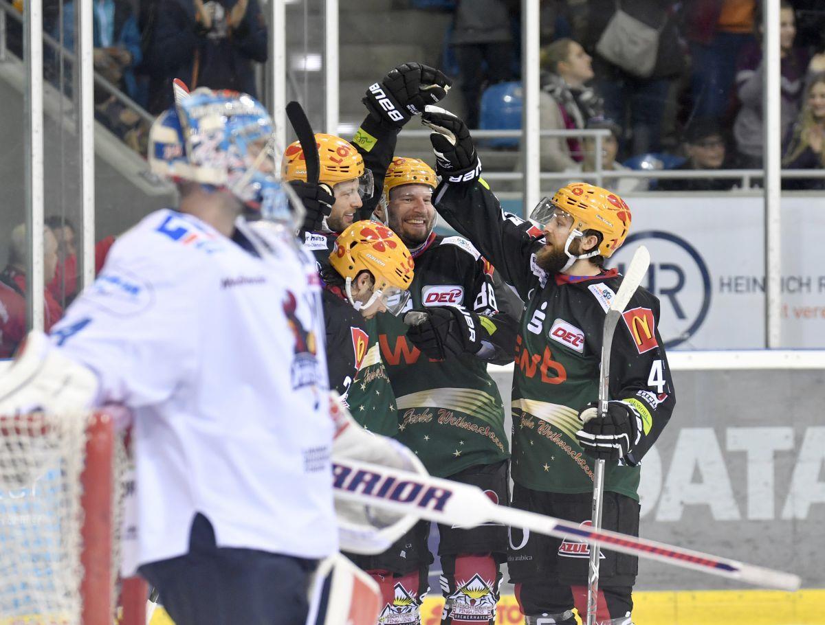 Fischtown Pinguins: Hochkarätiges Teilnehmerfeld beim SWB-Cup Beim SWB-Cup könnten die Pinguins im Finale auf den DEL-Rivalen Iserlohn treffen. Foto Scheschonka