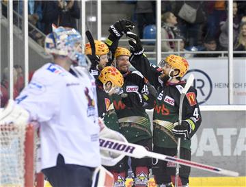 Beim SWB-Cup könnten die Pinguins im Finale auf den DEL-Rivalen Iserlohn treffen. Foto Scheschonka 