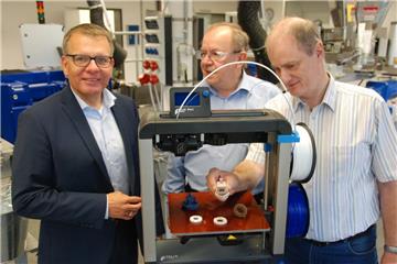 Beim Tag der offenen Tür lassen sie neben vielen anderen Attraktionen kleine Keramik-Schiffchen  aus dem 3-D-Drucker vom Stapel laufen (von links): Jörn Ellerbrake, Dr. Peter Daute und Dr. Martin Schäfer.  