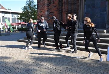 Beim Tag der Stadtgeschichte führte diese Gruppe ein szenisches Spiel zum Bombenangriff auf Bremerhaven auf (von links): Christina Kuzmin, Laurin Litz, Christian Nianga, Joel Mikolajczak, Schergo Muhammad und Malin Volkmann.
