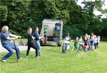 Beim Tauziehen gegen alle Kinder gaben (von links) Jugendpfleger Matthias Hillmann und die Bundesfreiwilligendienstleistenden Anna Brünjes und Sarah Giesel ihr Bestes. 