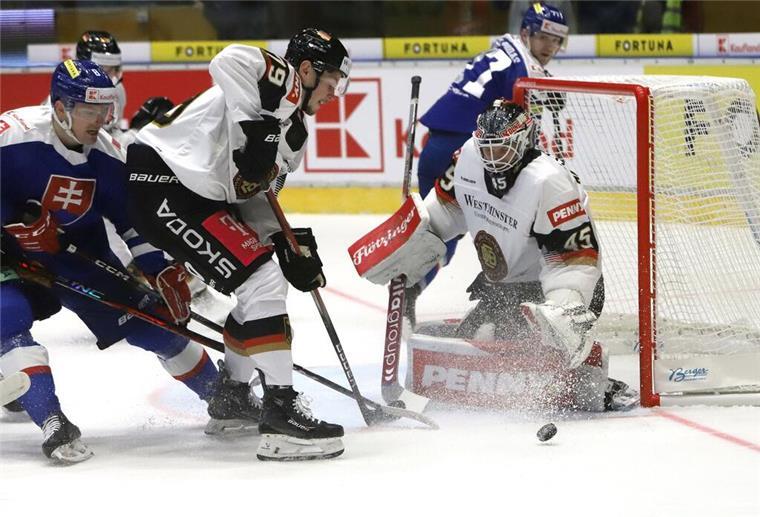 Beim Testspiel gegen die Slowakei feierte Philipp Preto (Zweiter von links) von den Fischtown Pinguins sein Debüt.