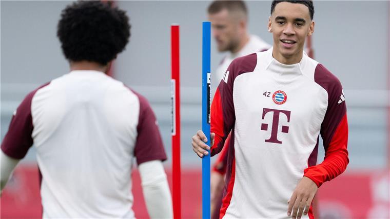 Kompany pokert in Barcelona mit Musiala: Starter oder Joker Beim Training in München dabei - und auch beim Spiel in Barcelona: Jamal Musiala (r).