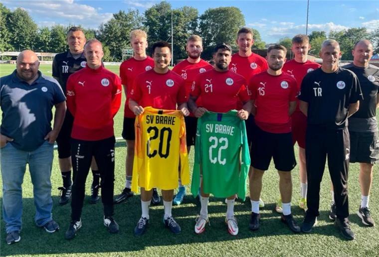 Fußballmannschaften aus der Wesermarsch stellen sich neu auf Beim Trainingsauftakt begrüßte der SV Brake mit seinem sportlichen Leiter Daniel Drozlik (links) und den Trainern sowie Betreuern die Neuzugänge.