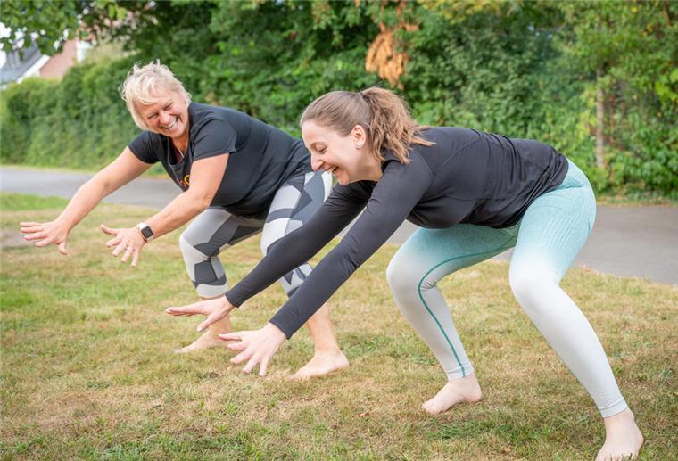 Zwei Frauen machen Sportübungen.