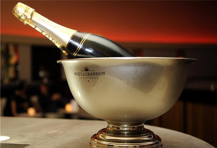 Warnung vor Ecstasy in Champagner-Flaschen Beim Trinken von Champagner der Marke „Moët & Chandon Ice Impérial“ aus dem 3-Liter-Format ist Vorsicht angesagt. Solche Flaschen könnten die Droge Ecstasy enthalten.