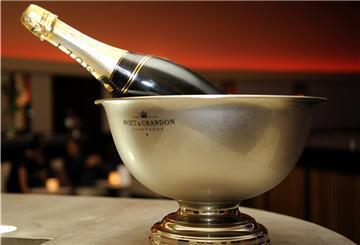 Beim Trinken von Champagner der Marke „Moët & Chandon Ice Impérial“ aus dem 3-Liter-Format ist Vorsicht angesagt. Solche Flaschen könnten die Droge Ecstasy enthalten.