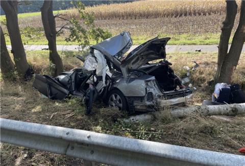 Ein Unfallauto am Straßenrand der B71.