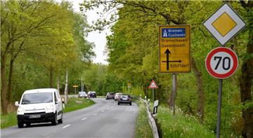 Beim Überqueren der Landstraße fühlen sich viele Radfahrer unwohl. Der Landkreis hat nun ein Warnschild aufgestellt.