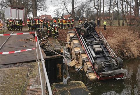 Wegen einer einstürzenden Holzbrücke ist ein mit Geflügel beladenes Lastwagengespann im Landkreis Grafschaft Bentheim in einen Kanal gefallen. 