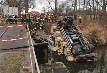 Wegen einer einstürzenden Holzbrücke ist ein mit Geflügel beladenes Lastwagengespann im Landkreis Grafschaft Bentheim in einen Kanal gefallen. 