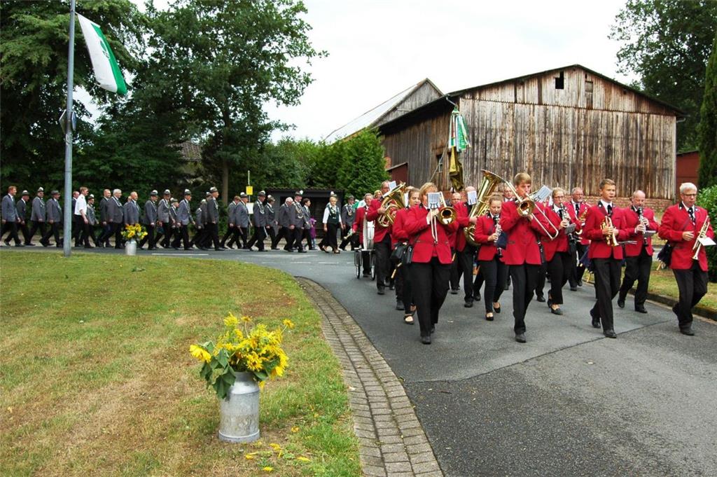 Beim Umzug durch den Ort darf die musikalische Begleitung nicht fehlen.  Foto: H...