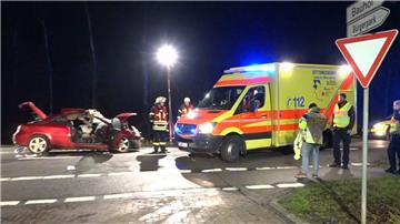 Beim Unfall auf der B211 bei Oldenbrok-Mittelort wurden zwei junge Menschen lebensgefährlich verletzt. 