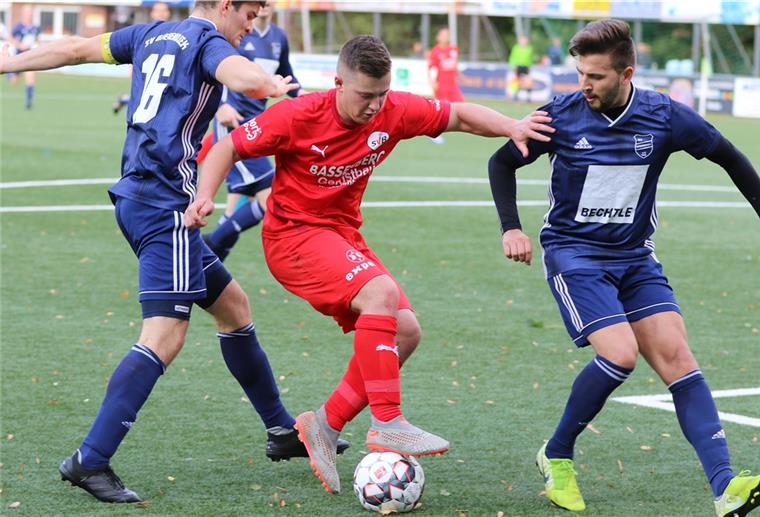 Braker halten trotz der 1:5-Niederlage beim Ersten gut mit Beim verlustpunktfreien Bezirksliga-Spitzenreiter SV Wilhelmshaven traf Jan Speer (rotes Trikot) mit einem Freistoß zum 1:5 aus Sicht des SV Brake.