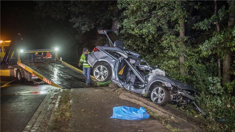 Auto prallt gegen Bäume – zwei Menschen sterben Beim vierten Baum soll das Auto zum Stehen gekommen sein.